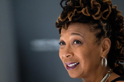 Retrato de Kimberlé Crenshaw, jurista e intelectual conhecida por formular o conceito de interseccionalidade