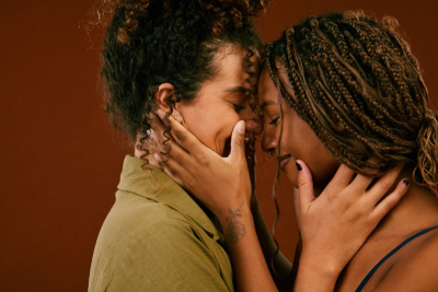 Casal de mulheres com os rostos encostados em gesto de intimidade e afeto