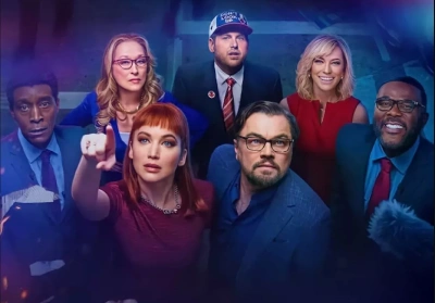 Elenco do filme Não Olhe para Cima reunido em cena com expressão de tensão