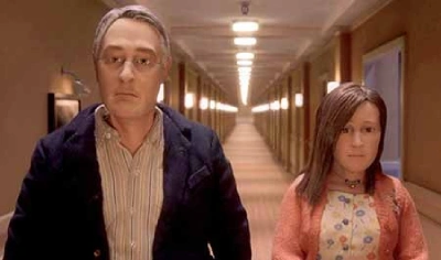 Cena do filme Anomalisa com homem e menina caminhando em corredor de hotel