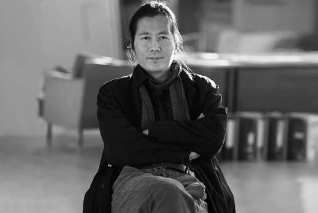 Retrato do filósofo Byung-Chul Han em ambiente interno