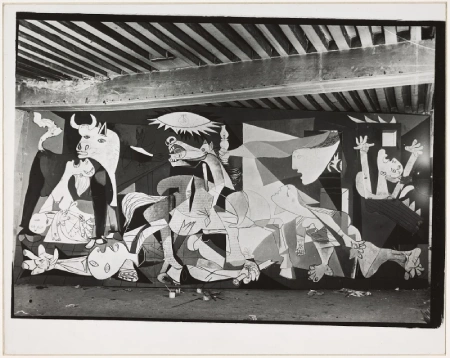 Painel Guernica de Pablo Picasso representando figuras humanas e animais em cena de sofrimento