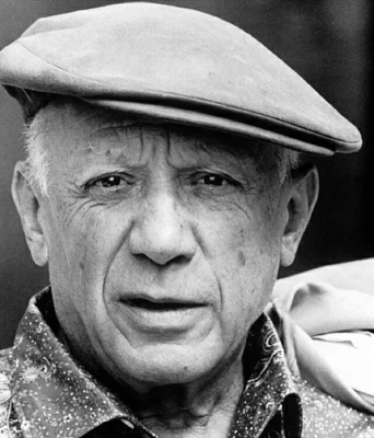 Retrato em preto e branco de Pablo Picasso usando boina com expressão séria