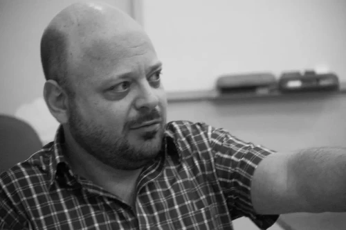 Ricardo Salztrager em sala de aula durante explicação