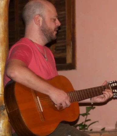 Ricardo Salztrager tocando violão em ambiente interno