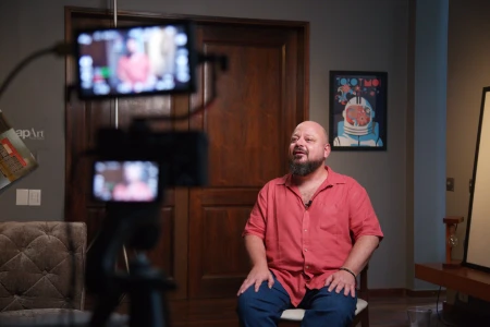 Ricardo Salztrager gravando curso em estúdio para a Casa do Saber