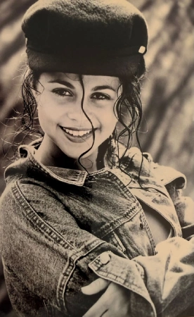 Retrato em preto e branco de Fernanda Samico adolescente sorrindo com boina e jaqueta jeans