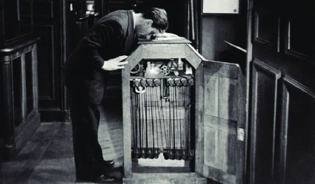 Cinetoscópio de Thomas Edison, aparelho de visualização individual de imagens em movimento