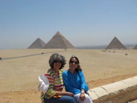 Duas mulheres em frente às pirâmides do Egito