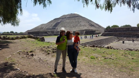 Mulher com mãe e filha em frente às pirâmides do México