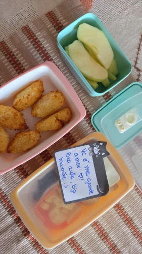 Lancheira infantil com frutas e alimentos preparados