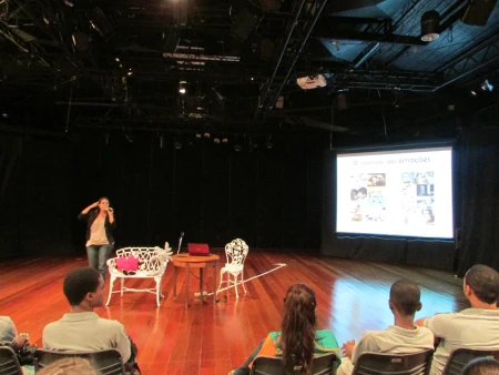 Mulher em apresentação no Museu da Vida em 2014