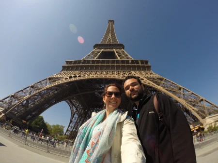 Casal em frente à Torre Eiffel em Paris em 2015