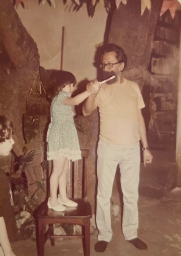 Homem e criança em momento familiar no bairro Méier