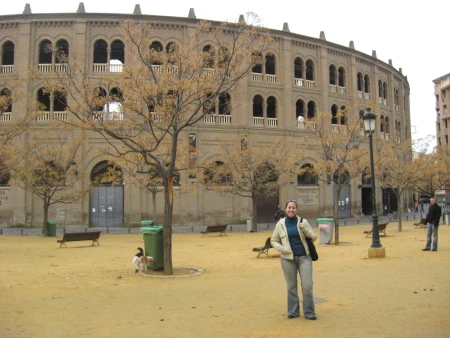 Mulher em frente à Plaza de Toros em Granada em 2008