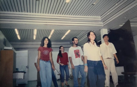 Grupo em atividade de dança em ambiente de laboratório