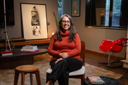 Retrato da neurocientista Ana Carolina Souza sorrindo em ambiente interno para gravação de curso da Casa do Saber