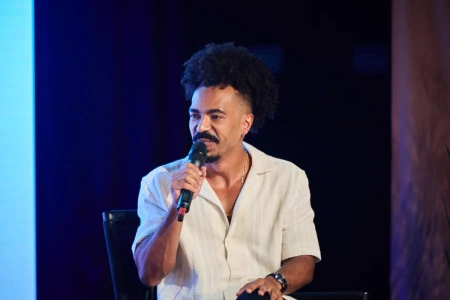 Lucas Veiga palestrando com microfone em evento