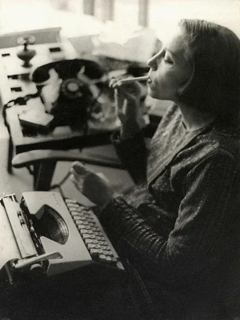 Clarice Lispector escrevendo à máquina