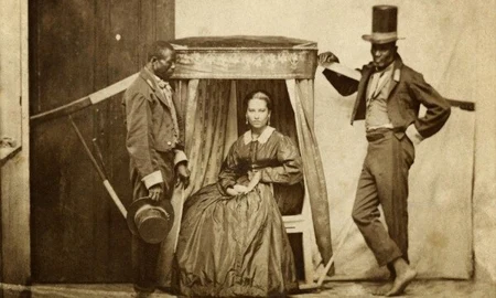 Homens negros ao lado de mulher em cabine no Brasil do século XIX
