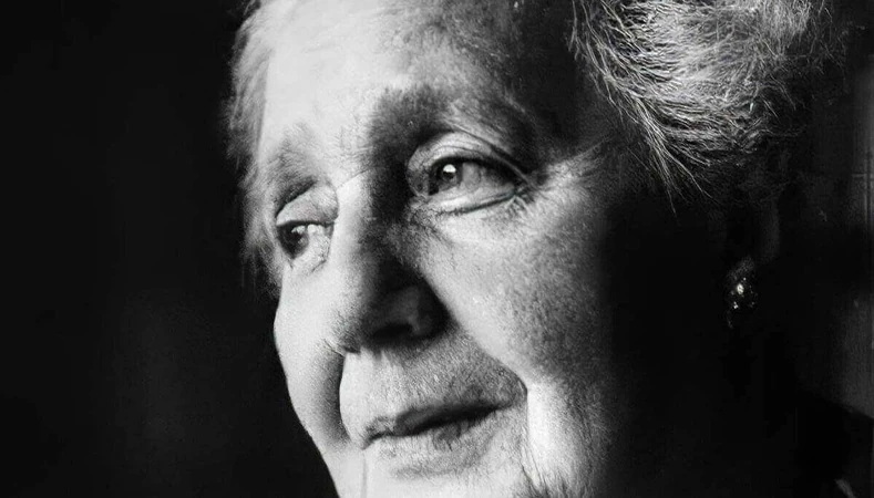 Melanie Klein em close de rosto, em fotografia em preto e branco