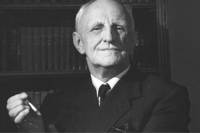 Donald Winnicott em retrato em preto e branco, usando óculos e gravata borboleta