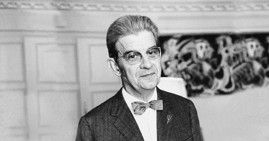 Jacques Lacan em retrato em preto e branco, com olhar sério e cigarro na mão