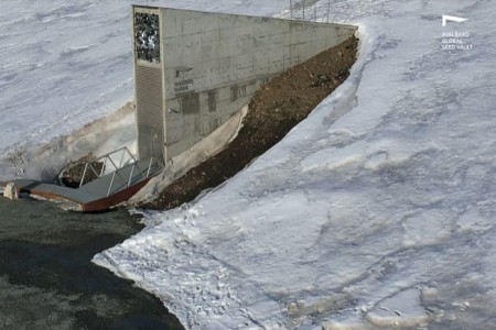 Entrada do Svalbard Global Seed Vault, cofre global de sementes localizado no Ártico