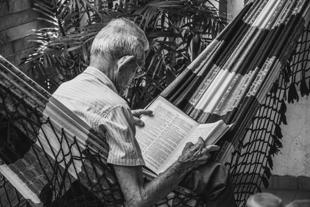 Pessoa lendo um livro em uma biblioteca