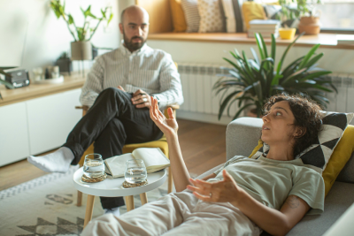 Paciente conversando com terapeuta durante uma sessão de terapia