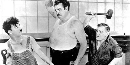 Cena do filme Tempos Modernos, de Charles Chaplin