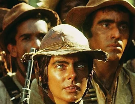 Bruna Lombardi caracterizada como Diadorim entre dois homens com chapéus de couro