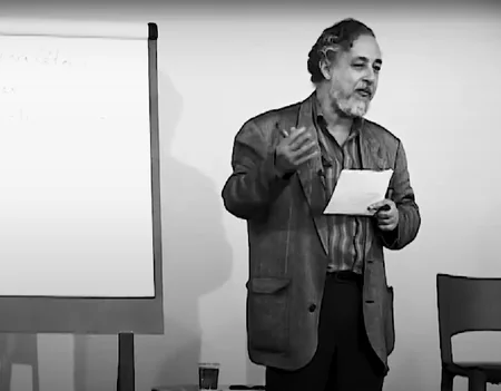Franklin Leopoldo e Silva ministrando aula sobre Aristóteles na Casa do Saber