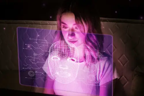 Mulher diante de interface digital com rosto virtual e elementos tecnológicos