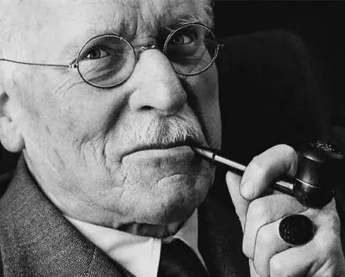 Carl Gustav Jung segurando um cachimbo em retrato em preto e branco