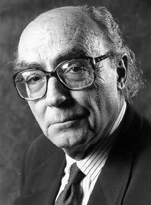 Retrato em preto e branco de José Saramago usando óculos e terno