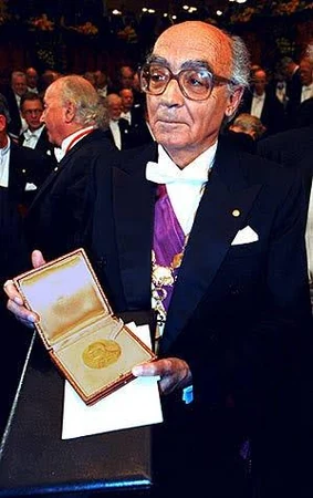 José Saramago segura a medalha e o diploma do Nobel de Literatura
