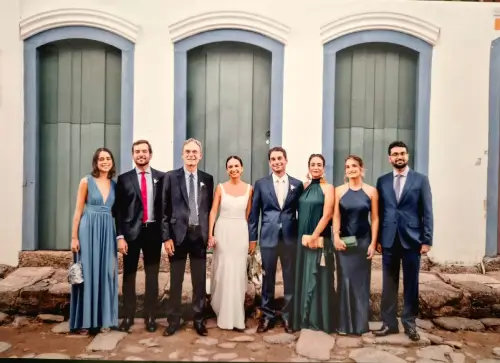 Tatiana Paranaguá ao lado dos filhos, enteados e marido