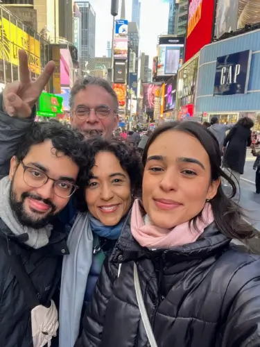 Tatiana Paranaguá fazendo uma viagem ao lado do marido e dos filhos