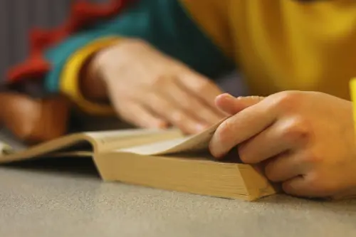Pessoa folheando um livro