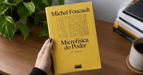 O livro Microfísica do Poder de Foucault com organização de Roberto Machado reúne entrevistas e aulas do filósofo sobre o tema.