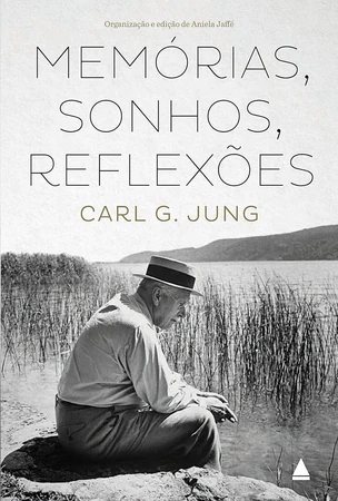 Capa de Memórias, Sonhos, Reflexões, de Carl Gustav Jung, com o autor sentado à margem de um lago