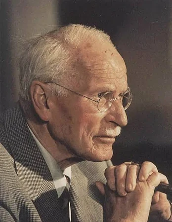 Retrato de Carl Gustav Jung usando óculos e paletó