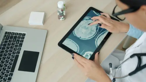 Neurocientista analisando informações em um tablet