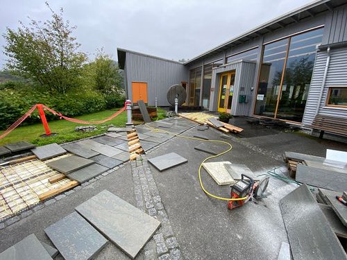 Legging av steinheller ved Kulturhuset i Suldal.