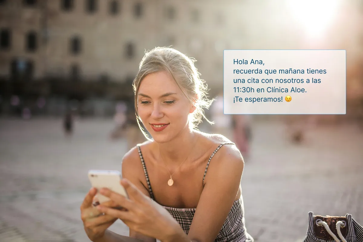 Una paciente recibiendo un mensaje recordatorio.