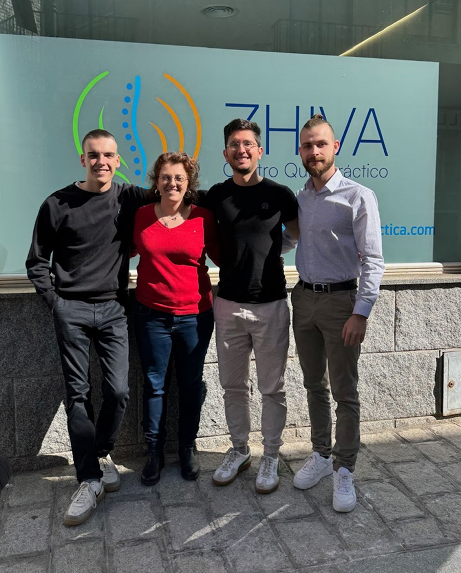 Propietarios de la Clínica Quiropráctica Zhyva con el equipo de QuiroAds