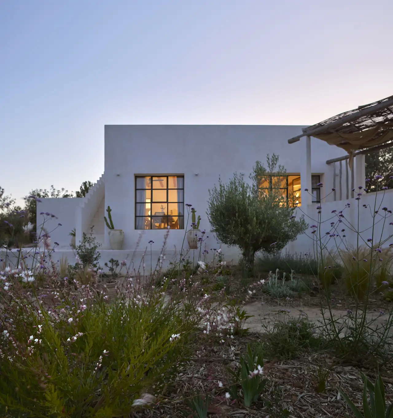 El jardín de Javier Coves cuenta con 4.000 metros cuadrados