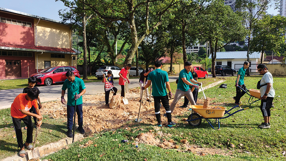 Volunteerism – DIALOG staff helping SK Bukit Lanjan to clear the drain near the school’s field