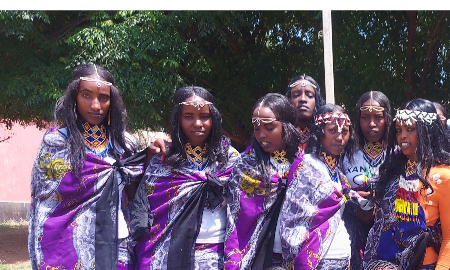 Schülerinnen der Dhadim Catholic School in Äthiopien in traditionellen Kostümen vor einer Theateraufführung. Das Schulprojekt verbindet Bildung, Kultur und Ausdrucksförderung für Jugendliche in der Region Yabello.